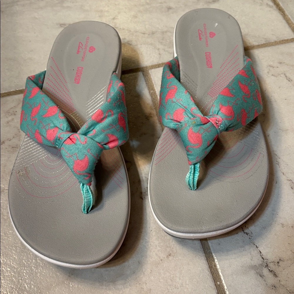 Clark’s Cloudsteppers sz 6 fabric flip flop shoes. Sz 6. Very comfy!!